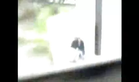 שרברבים מזיינים פורנו סרטי סקס חינם ילדה קטנה בשירותים של מועדון הלילה.