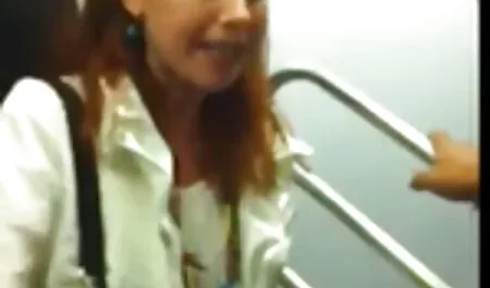 פירורים שחורים גדולים מונחים על תא המטען סרטי סקס חינם חדש שלו.