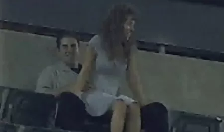 החבר שלה מעניש אותה סרטי סקס חינם על ליקוק וצפייה בברווז.