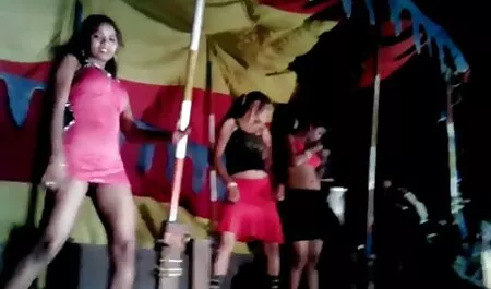הבחורה הסכימה עם לסביות סרטי סקס חינם אדם זר להחליף מכונית