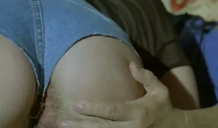 ילד שיכור מתעסק עם סרטוני סקס להורדה חינם אמא שלו בלי לשאול שאלות.