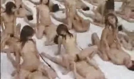 הרופא בוחן את העטיפה של ילדה דרך סרטי סקס שמנות חינם מראה.