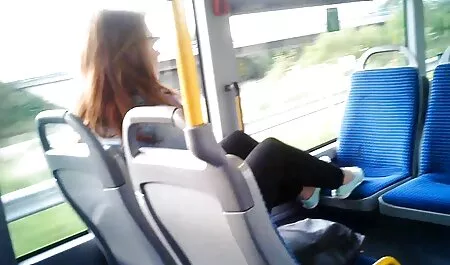 חברה סרטי סקס זקנות חינם מזדיינת מחוץ לבית בשלג.