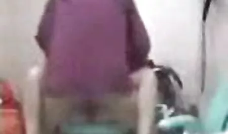 בחורה רוסיה סרטוני פורנו לצפייה ישירה מלטפת כוס עסיסי.