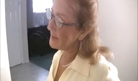 הליכה בפארק סרטי סקס חינם מאחורי הבית.