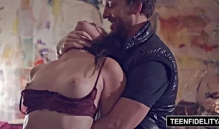 צלם סרטון סקס חינם מצלם תמונות של נערות רוסיות.