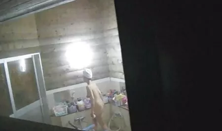 פורנו ביתי עם מסכה על סרטי סקס חינם אורגיות רגליים.