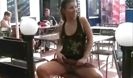 דודה סרטי סקס מלאים לצפיה ישירה מושלמת בורחת עם הבן שלה בגרביים שחורות.