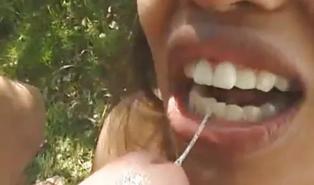 עבודת רגליים עם בלונדינית בחנות סרטי סקס כחולים חינם