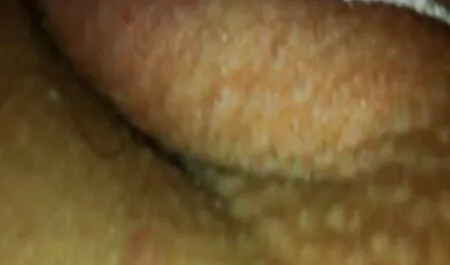 העור סרטי גייז מלאים חינם מתהדק דרך החור במכנסיים.
