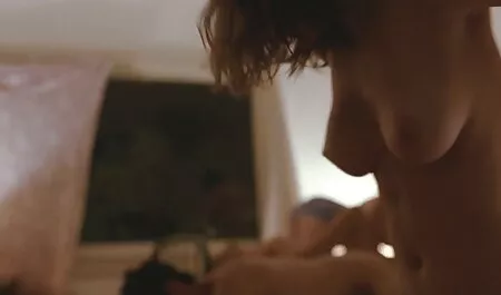מיומנות צעירה באה אליו עם סרטי סקס חינם אמא ובת בחורה טיפשה עבור שחקנים
