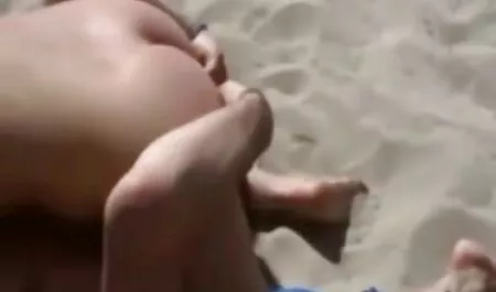 בלונדינית רוסיה משפילה סרטי סקס מהעולם חינם את בנה ונותנת אותו לאהובה.