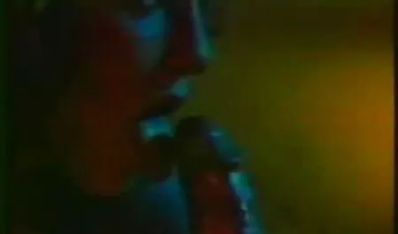 היא הורידה את המכנסיים סרטי סקס חזה גדול חינם כדי להציג את הויברטור.
