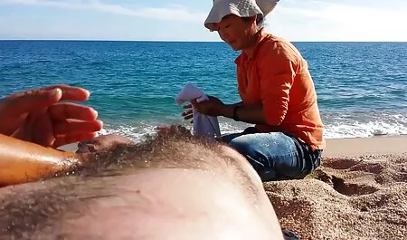 שתי פטמות שחורות מתייבשות בגרביונים. סרטי סקס צפיה חינם