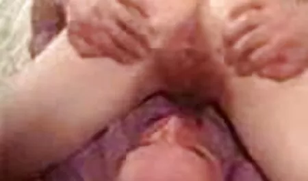 הראתה את התחת סרטי סקס תותה חינם והרגליים שלה בגרבונים.