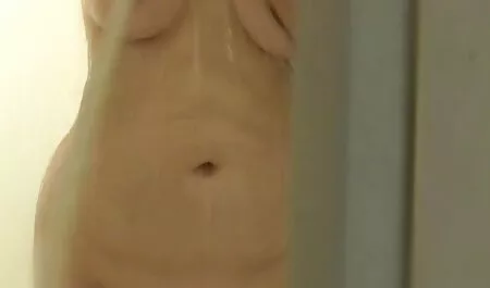 עומד סרטי סקס גייז חינם על נערת יונה מגלח כוס