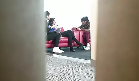 בחורה נמוכה במקלחת משתינה ורוחצת רגליים סרטי פורנו קצרים