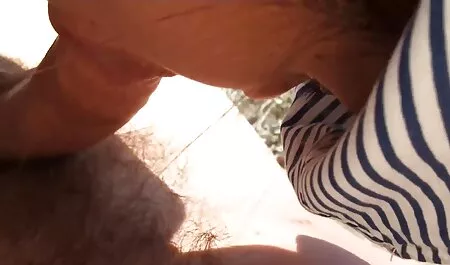 קטיה סרטוני פורנו לצפייה ישירה הצעירה, הלשון נותנת בננה ולא ביישנית של מצלמה.