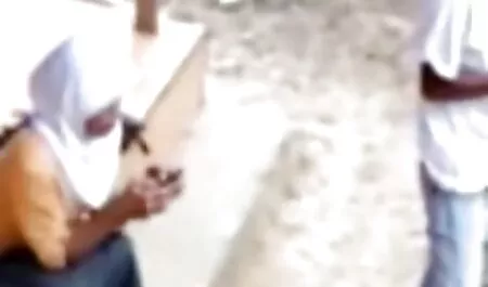 האישה סרטי סקס לסביות חינם שלחה הודעה לטלפון.