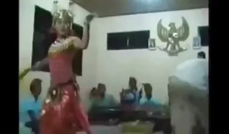 הבחורה בוגדת בעיניים של סרטי סקס במשפחה חינם הגבר ולוקחת שפיך בפה שלה.