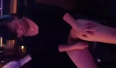 אח ישן או אמא סרטוני סקס צפיה ישירה מזוינת אפילו הצטרף לאורגיה