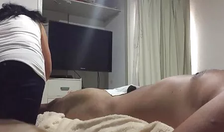 גברת סרטי סקס חינם עשירה רימתה פיתיון צעיר לישון במלון