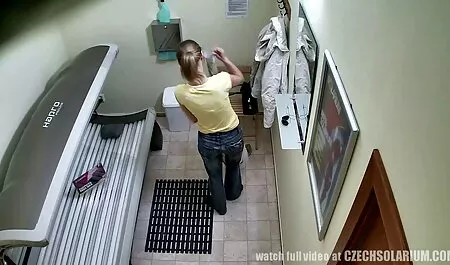 לסביות גשומות מזדיינות בשירותים. סרטי סקס אלים חינם
