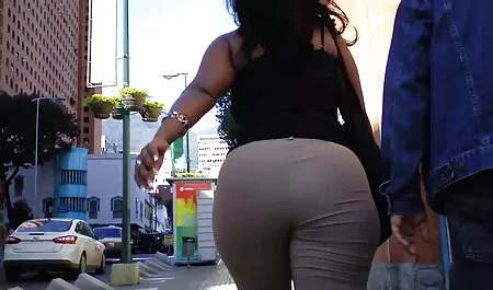 אישה ליד סרטי סקס אמא ובן חינם הבריכה.