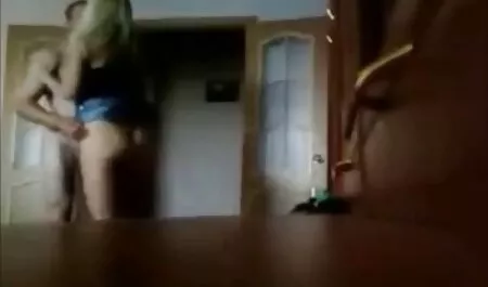 בטבע, גברים בלונדינים בלי גרביונים מקופסת 