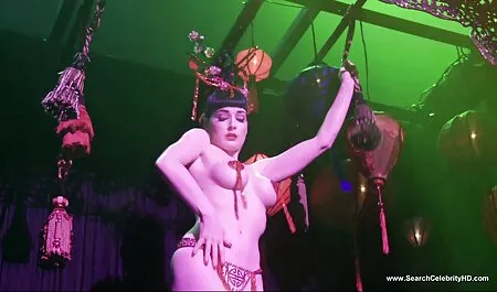הבלונדינית הבחינה סרטי סקס חינם ללא בפנטזיות של ארבעת הגברים.