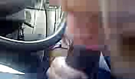 הבחור הצעיר סרטי סקס שמנות חינם נח אחרי המקלחת.