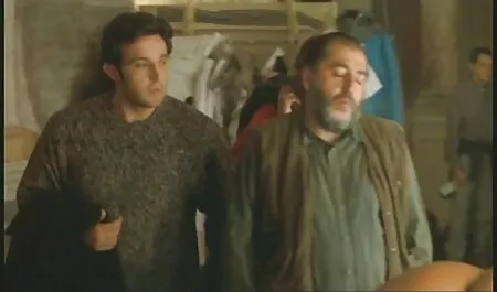 הבחורה סרטי סקס אבא ובת חינם בכובע הבייסבול מוחבאת מאחורי הדשא התלוי של הטבעת.