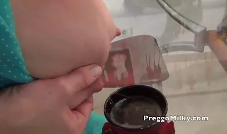 בלונדינית צעירה נתנה לשכן סרטי פורנו קצרים רזה